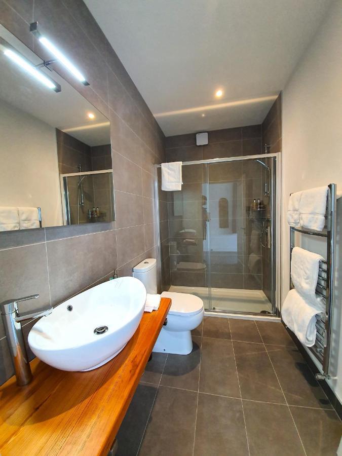 Dingle Garden Townhouse Bed & Breakfast Dış mekan fotoğraf A wet room