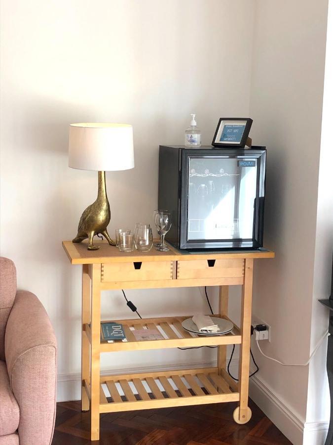 Dingle Garden Townhouse Bed & Breakfast Dış mekan fotoğraf A mini-fridge in a hotel room