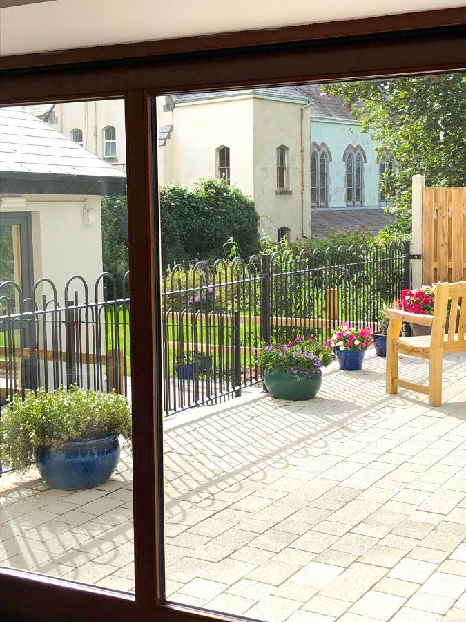 Dingle Garden Townhouse Bed & Breakfast Dış mekan fotoğraf The garden of the former home of the 11th Duke of Grafton