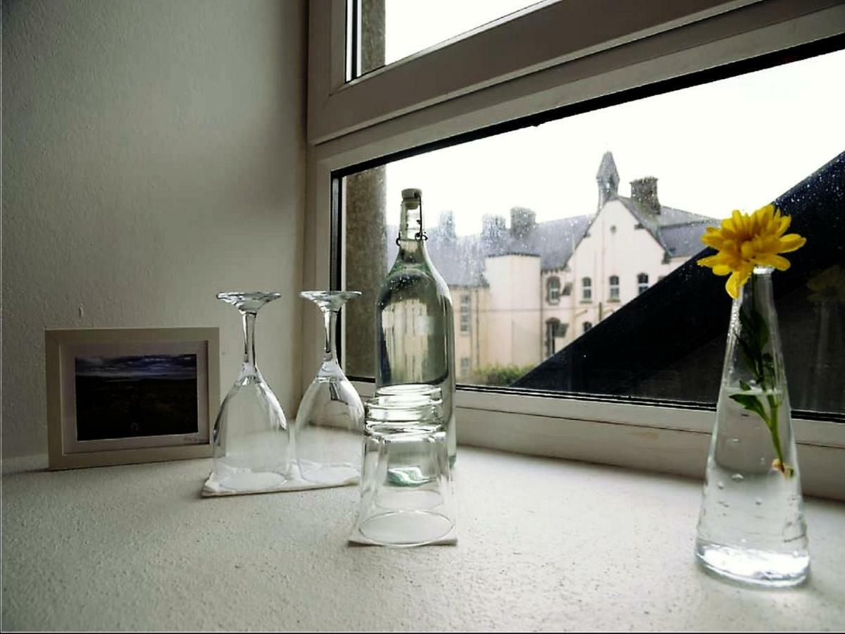 Dingle Garden Townhouse Bed & Breakfast Dış mekan fotoğraf A windowsill