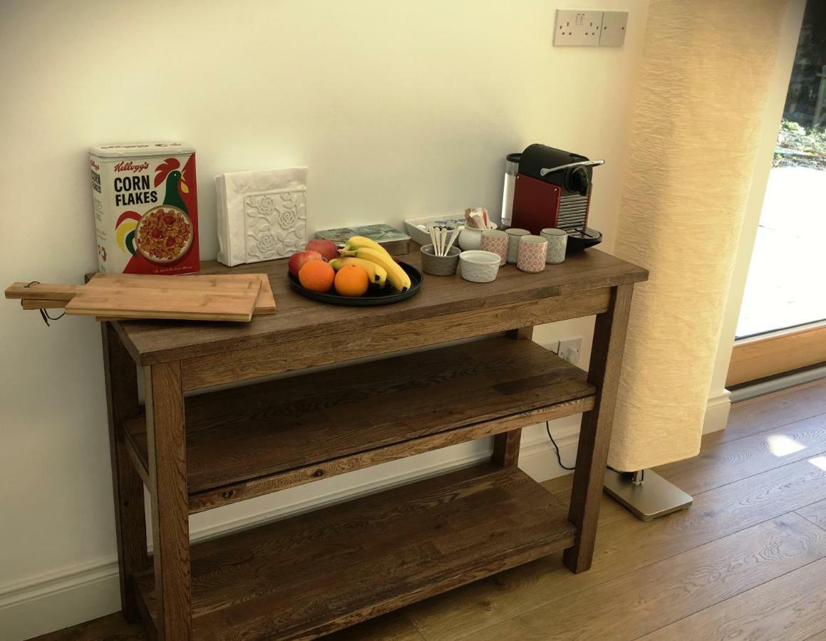 Dingle Garden Townhouse Bed & Breakfast Dış mekan fotoğraf A coffee table with a coffee machine
