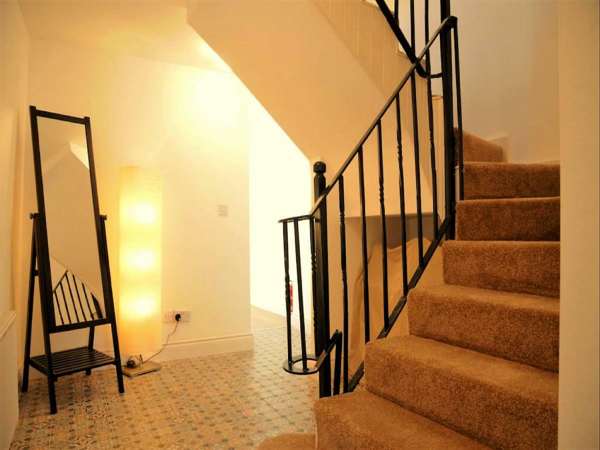 Dingle Garden Townhouse Bed & Breakfast Dış mekan fotoğraf A staircase with a handrail